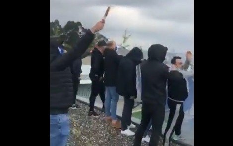 Hinchas, banderas y pirotecnia en el regreso del Porto a las prácticas
