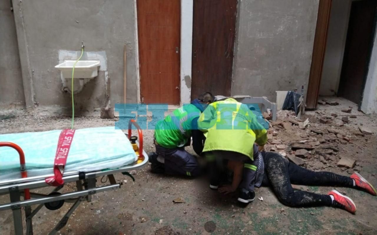 Cedió un balcón en 6 y 54: cayó una mujer