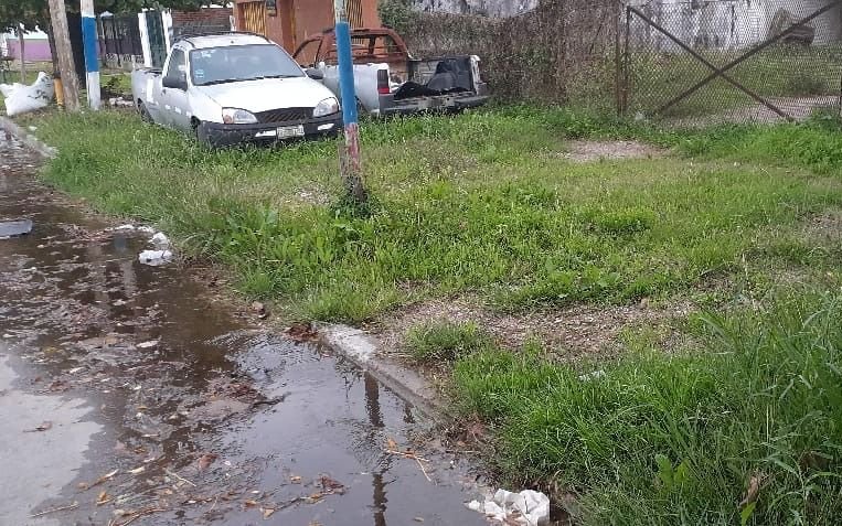 Dos frentistas "inundados" por un pérdida frente al Cementerio