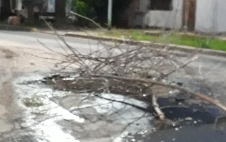 Calle destruida en Villa Elvira trae problemas a los vecinos