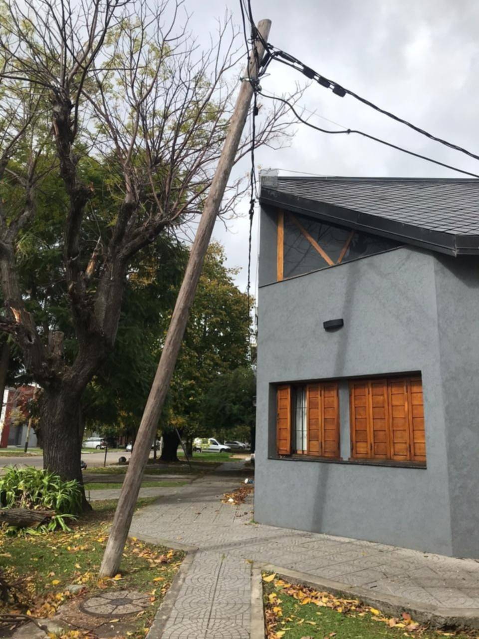 Tras un reclamo, reparan un poste que estaba a punto de caer en Tolosa 