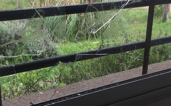 Siete delincuentes atacaron a una familia de un barrio platense al que le robaron la paz