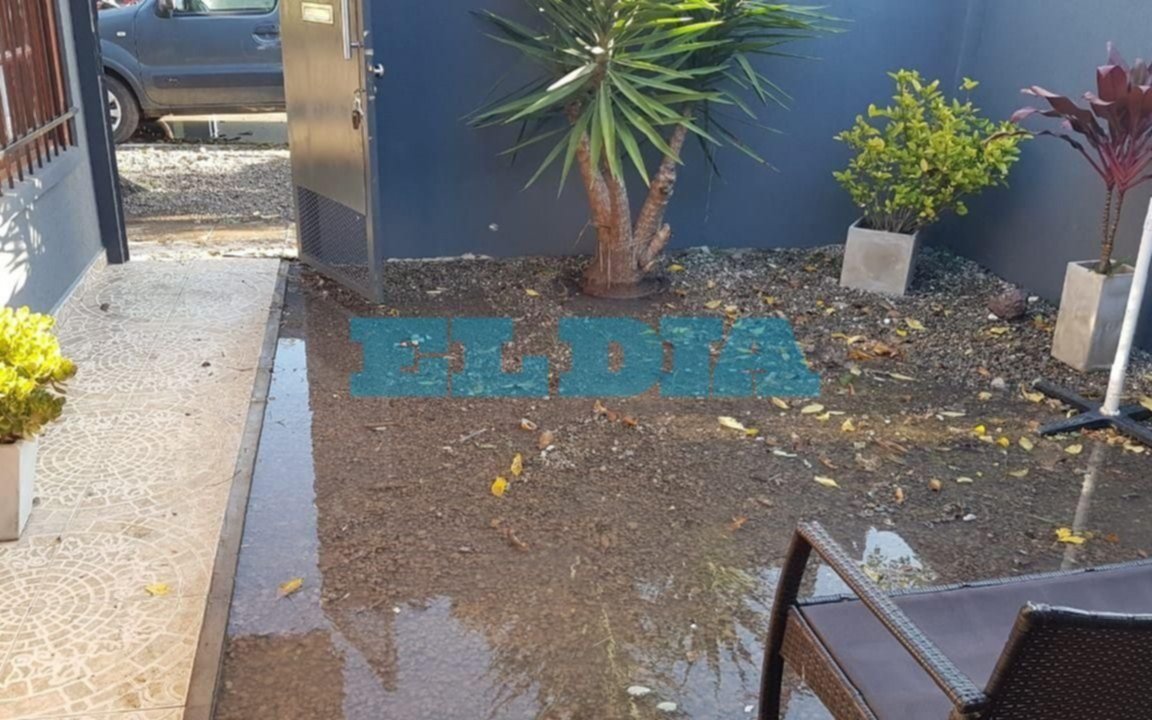 Preocupación en Los Hornos por un caño roto: el agua comenzó a ingresar a las casas