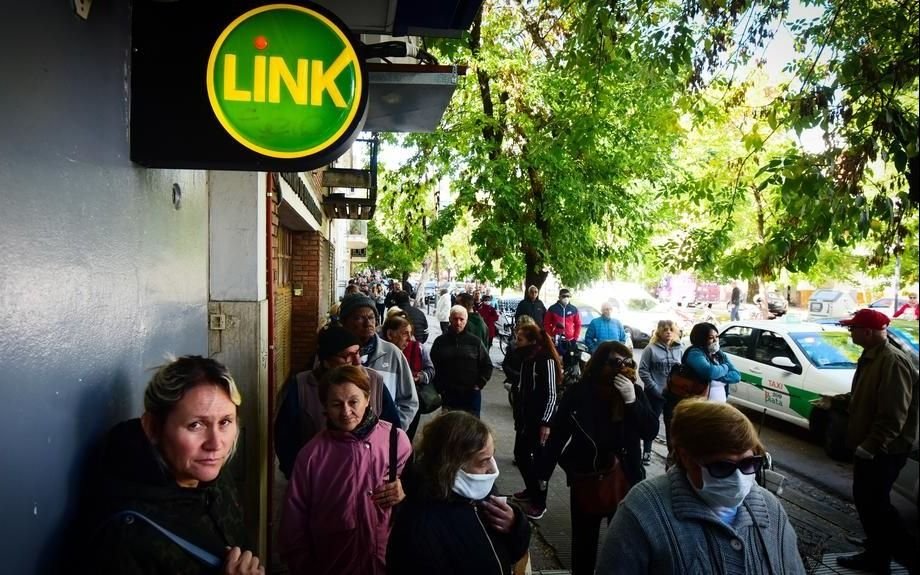 Magario asoció el aumento de casos en el Conurbano con las aglomeraciones en bancos del 3 de abril