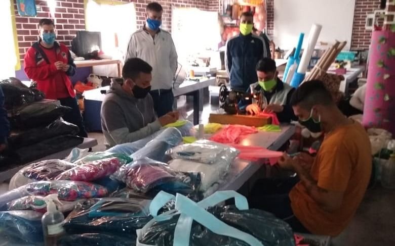 Presos de Gorina confeccionan bolsas de dormir y tapabocas para personas en situación de calle