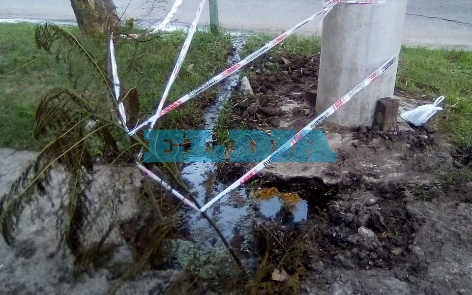 Una pérdida de agua pone en jaque un sector de Hernández