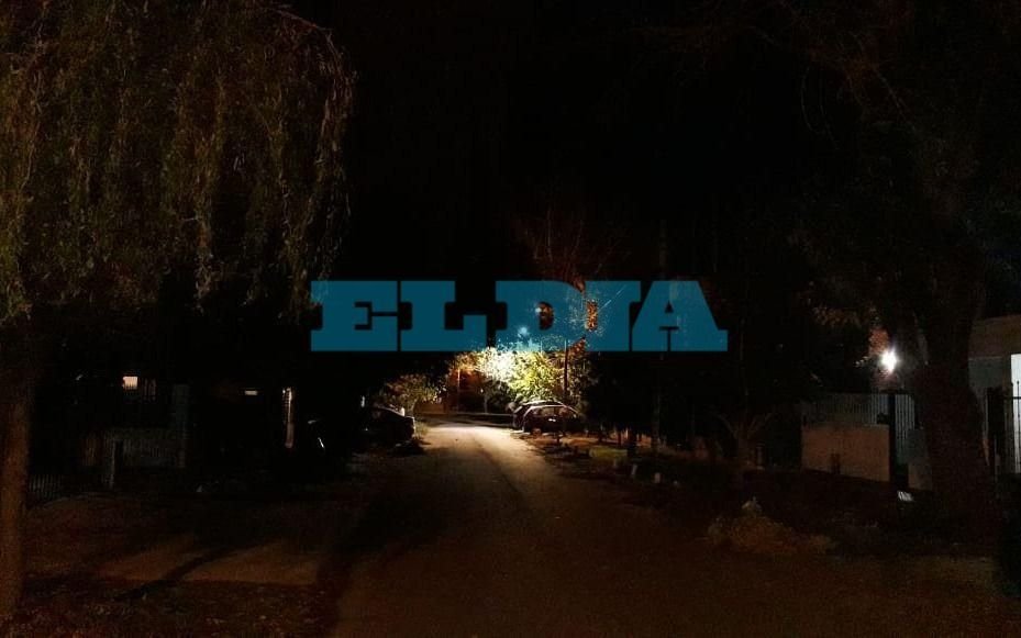 Temor en City Bell por el robo de luminarias: "las calles se vuelven una boca de lobo"