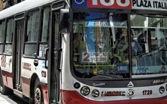Apuñalan a colectivero y le dejan un cuchillo clavado en la cara durante un asalto 