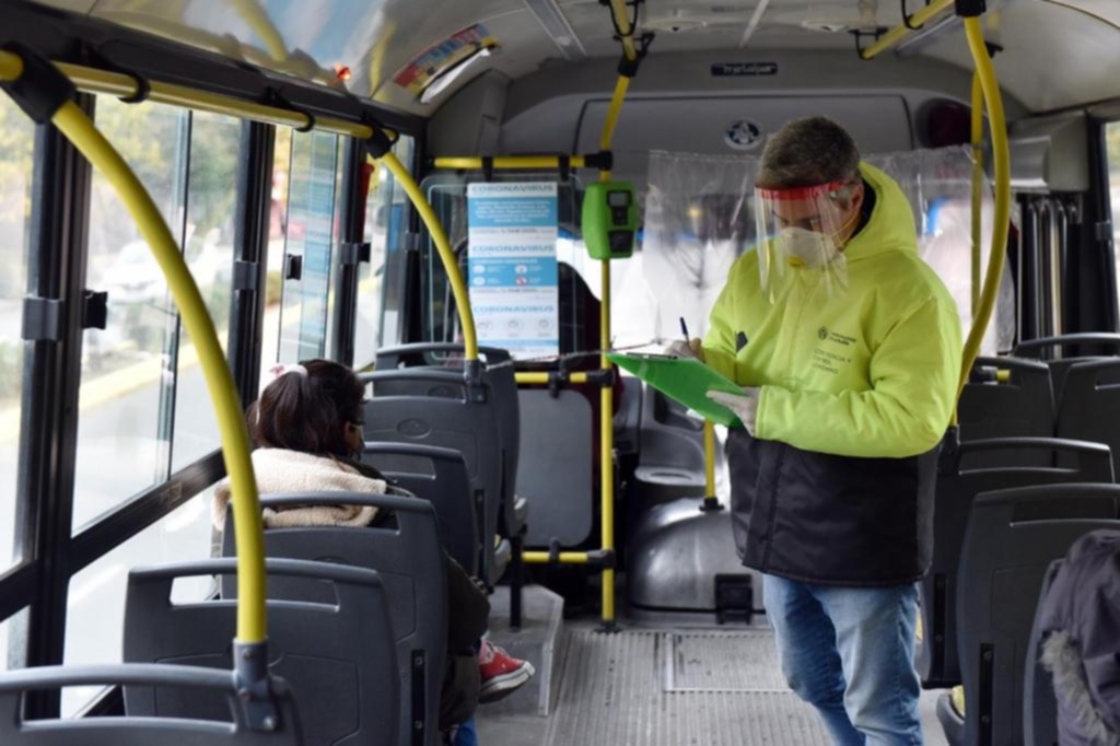 Más gente utiliza el transporte público y salen a controlar que se cumpla el protocolo sanitario