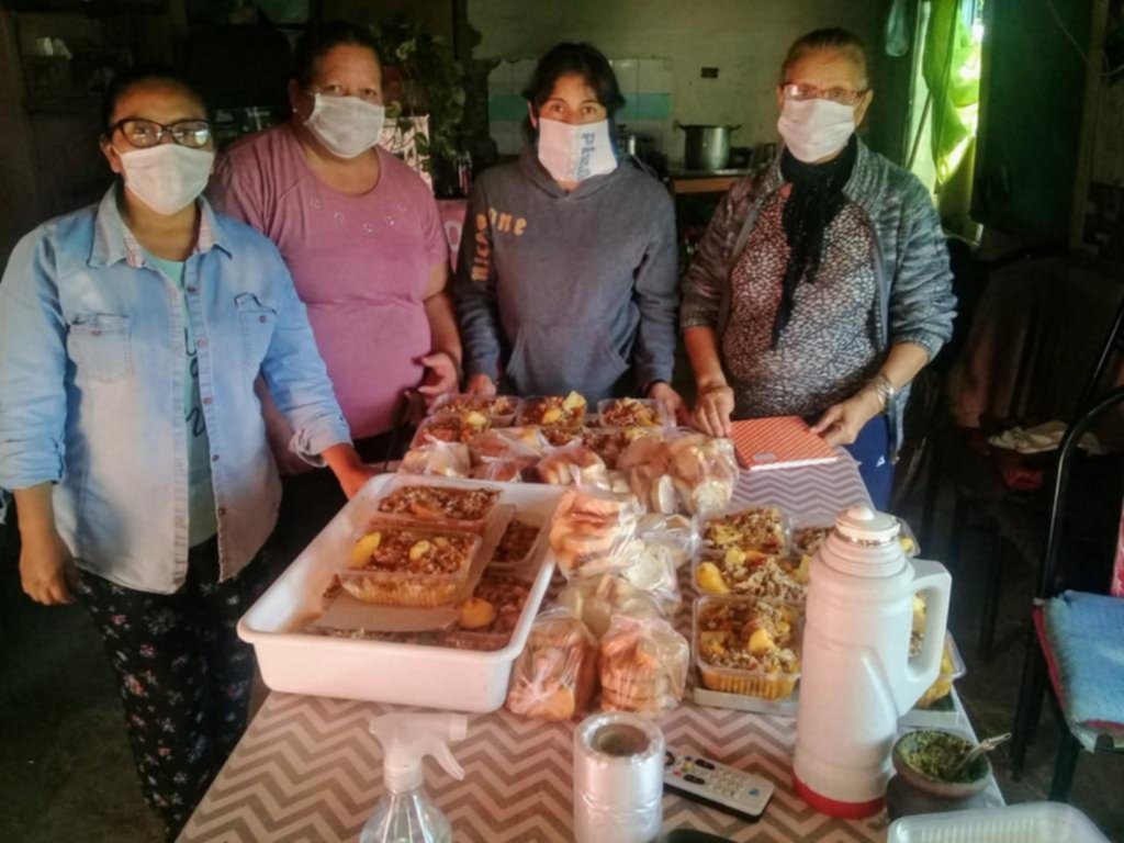 Les da de comer a adultos mayores y busca aportes