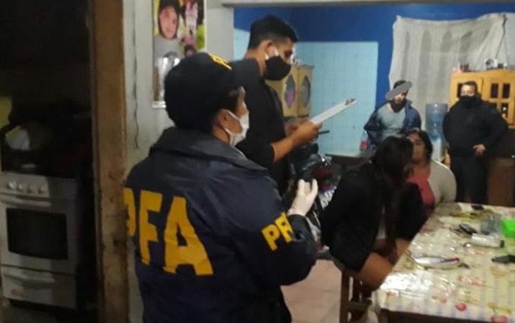 Sospechas, allanamientos y tironeos en torno del “hombre del FAL” y su banda
