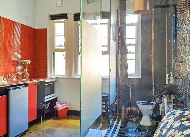 No lo vas a poder creer: el curioso departamento que tiene el baño... ¡en la cocina!