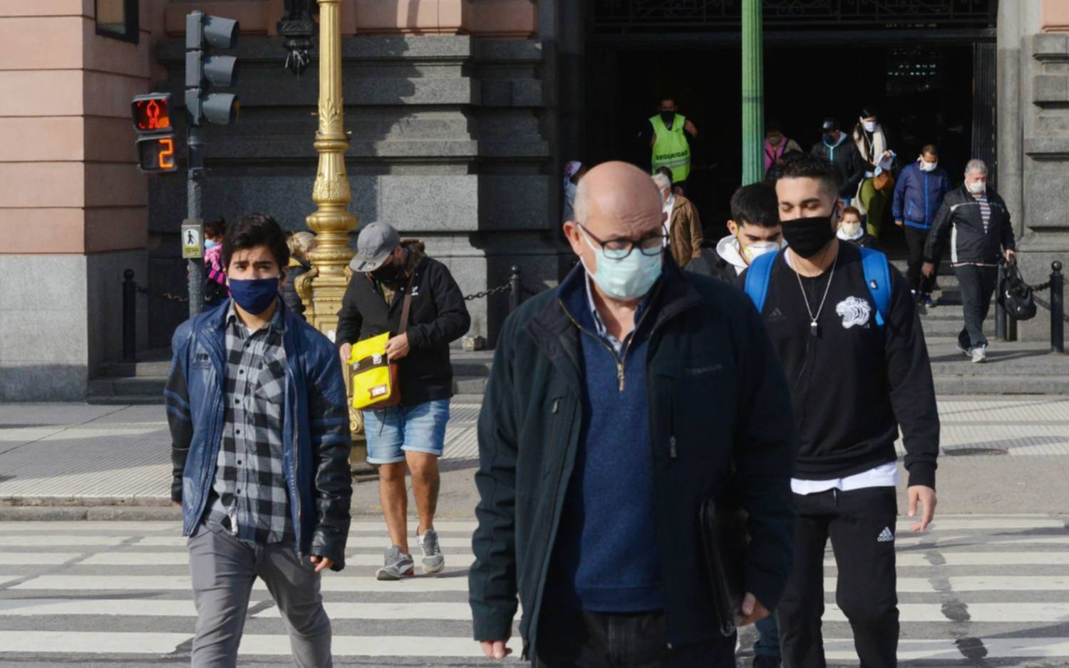 De qué trata la “inmunidad de rebaño”, una estrategia que divide aguas