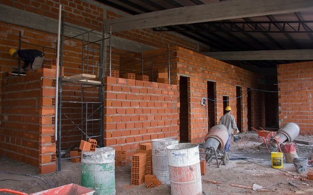 En marzo, la industria reportó una caída de 16,8% y la construcción retrocedió 46,8%