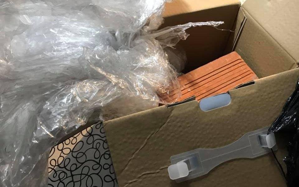 Un abogado platense compró cámaras y recibió un ladrillo