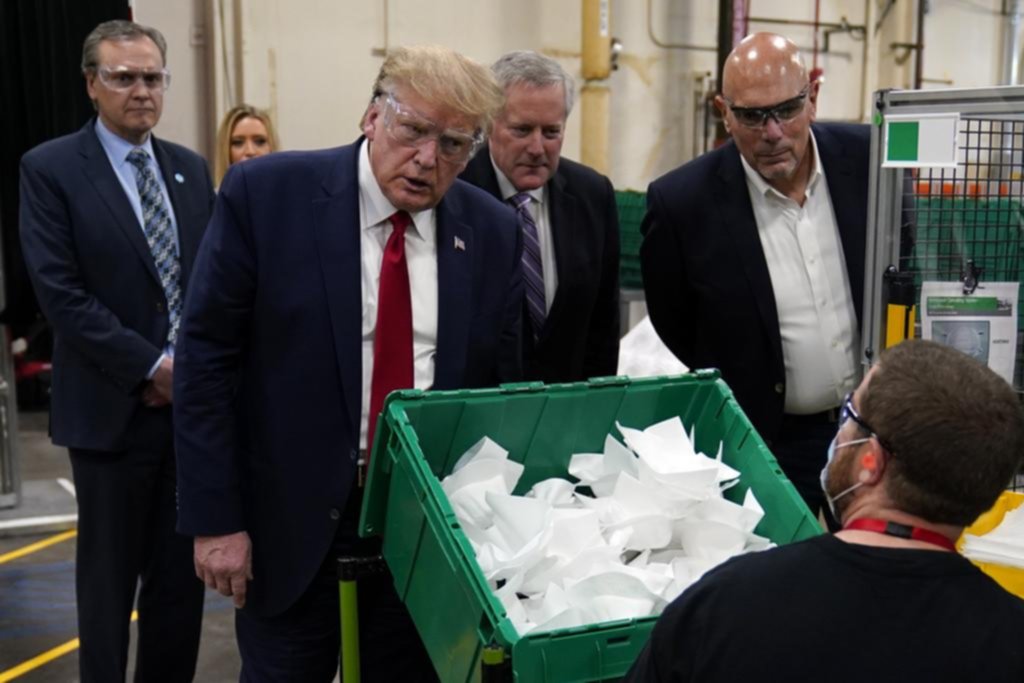 Otra de Trump: fue a una fábrica de barbijos y no se puso uno
