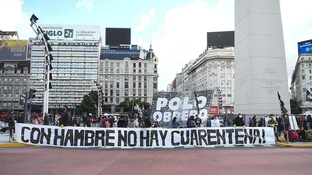 Con barbijos y distancia, rompieron la cuarentena para pedir alimentos