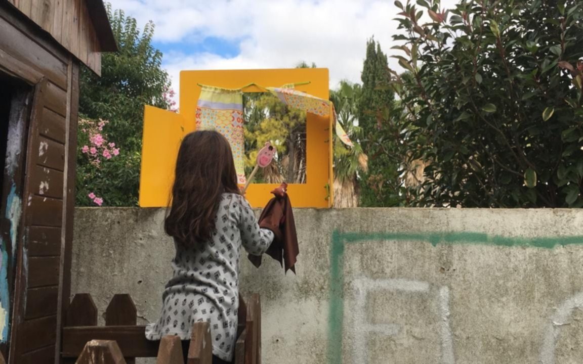 Tiene 6 años, es de City Bell y ofrece una obra de títeres a sus vecinos por la medianera