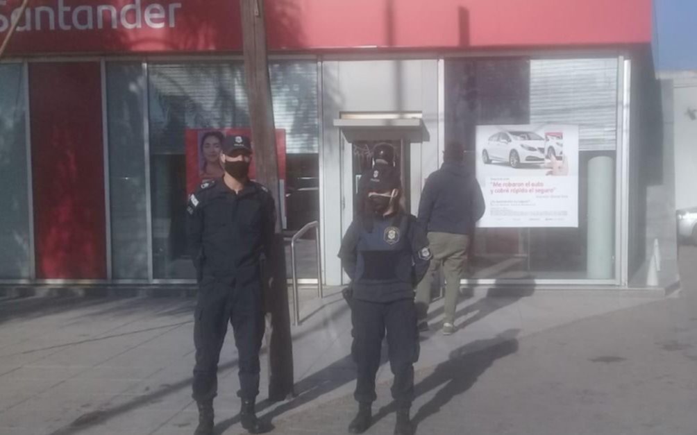 Locura en banco de Gonnet: no pudo hacer un trámite, sacó un cuchillo y amenazó al empleado