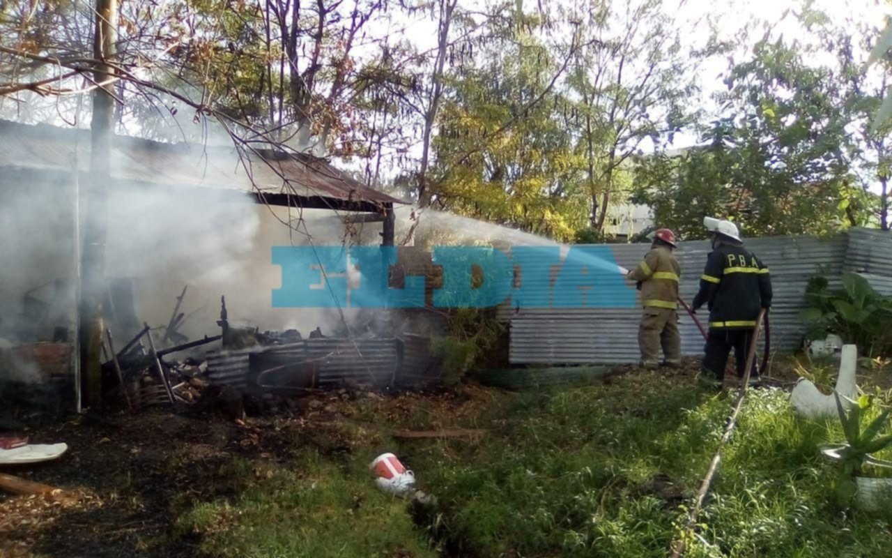 Voraz incendio destruyó una vivienda en San Carlos y dejó una familia en la calle