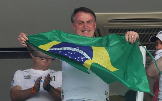 En medio de la crisis por el coronavirus, Bolsonaro volvió a reclamar la vuelta del fútbol