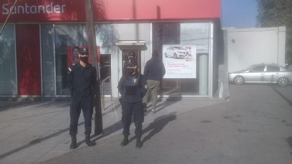 Indignado por un trámite fallido, un jubilado sacó un cuchillo en un banco