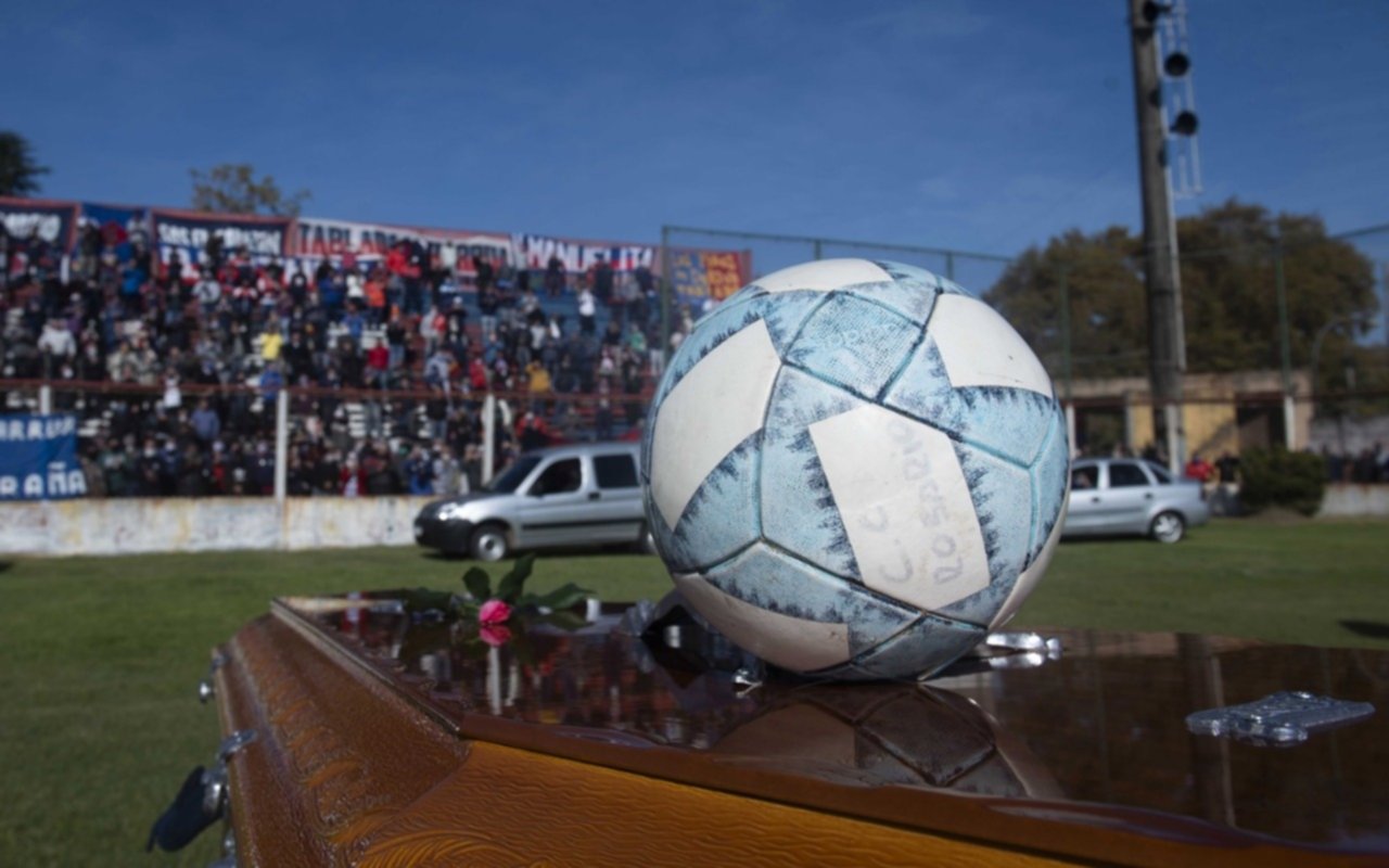 Una multitud despidió al “Trinche” y hay polémica por la aglomeración de gente