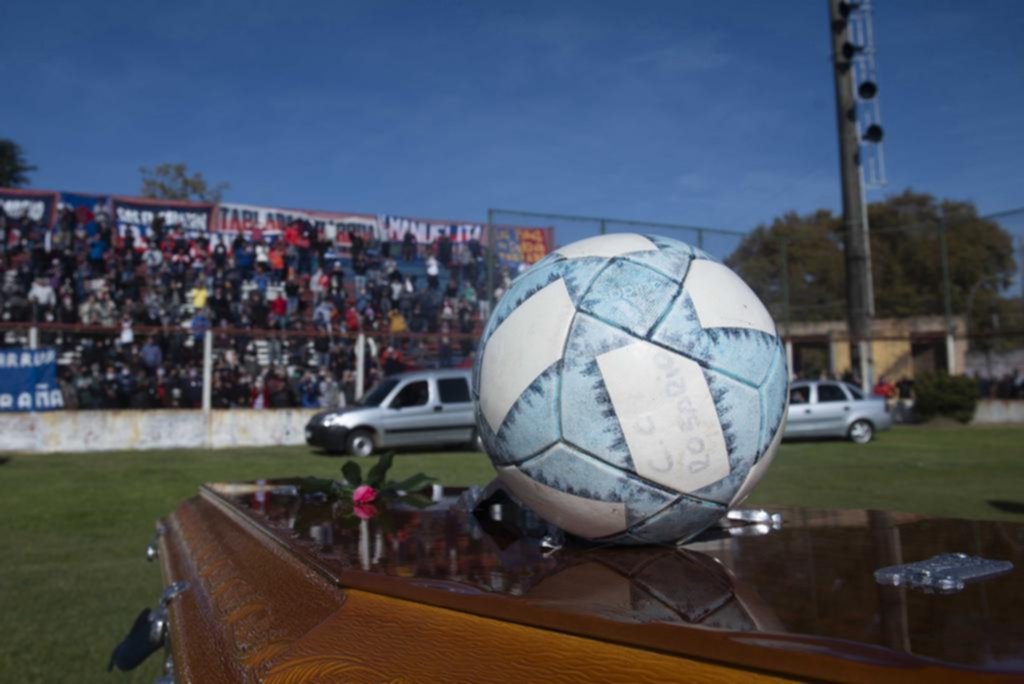 Miles de hinchas desafiaron la cuarentena para despedir al “Trinche”