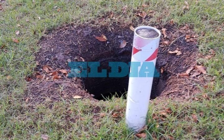 Hace meses no tapan un pozo cloacal y, para colmo, se roban las maderas que pone un vecino