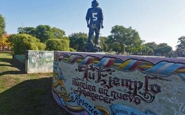 El homenaje al Trinche Carlovich en una estatua del Che Guevara