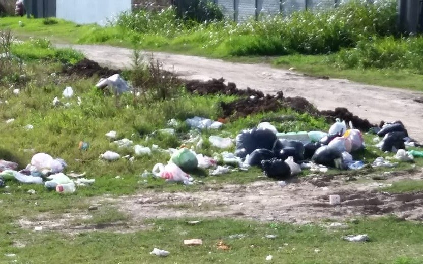 Un basural hace intransitable una calle de Villa Elvira