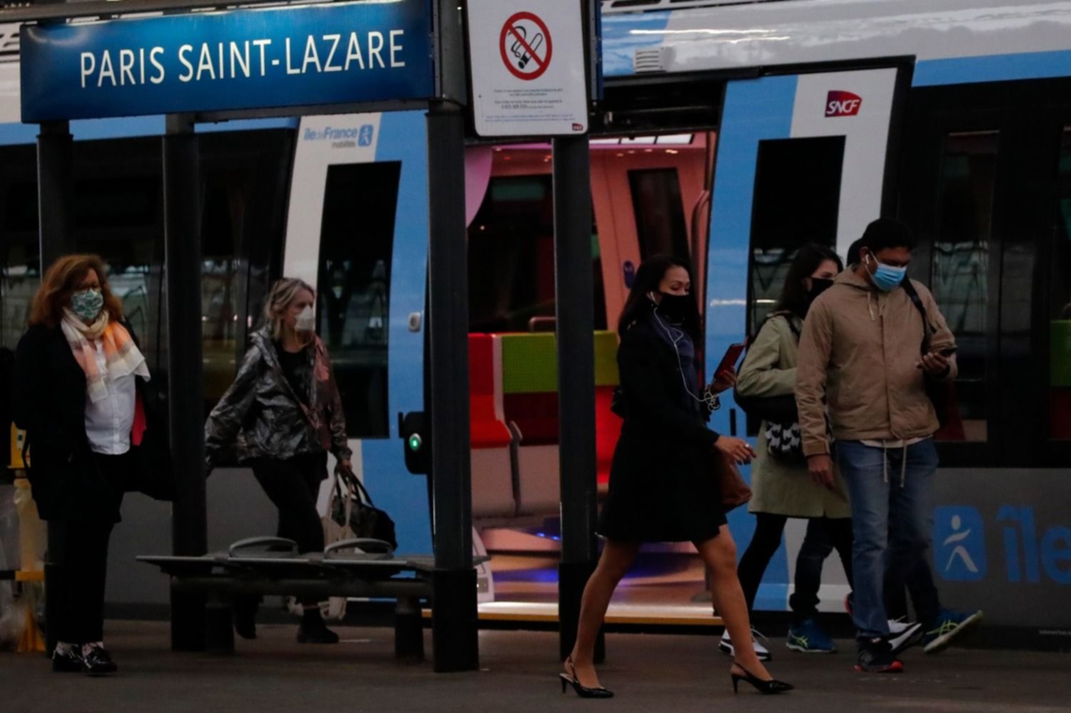 En fotos: así los franceses regresan con cautela a las calles tras dos meses de encierro