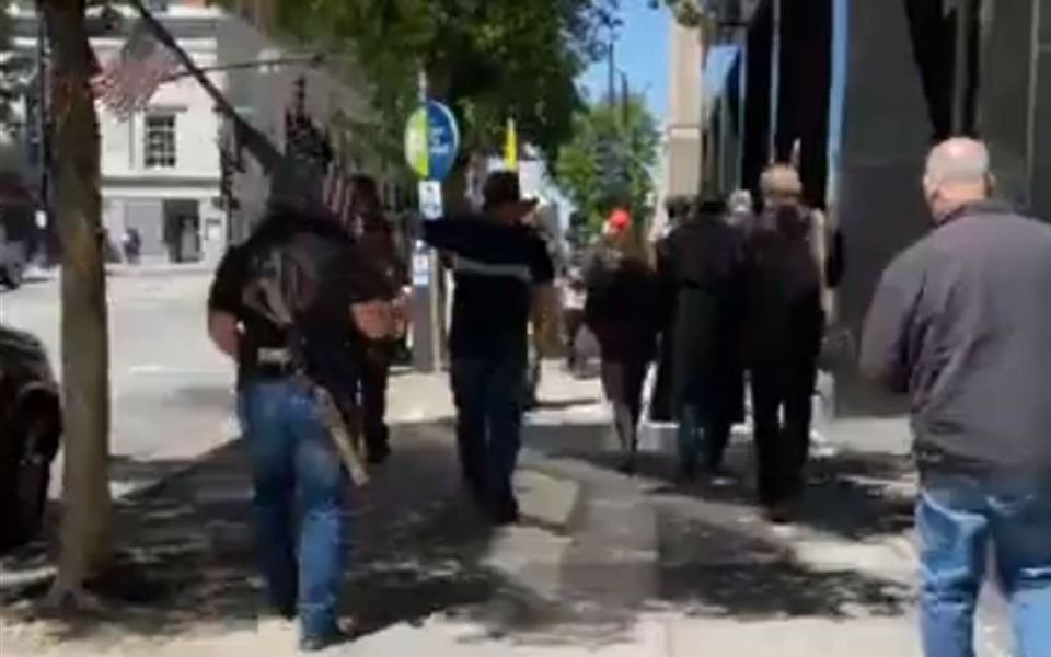 VIDEO.- Protestaban contra la cuarentena y entraron armados a un restaurante
