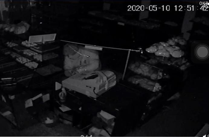 Robó a oscuras en una panadería y quedó filmado