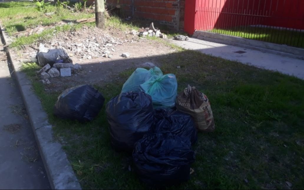 La acumulación de ramas y hojas genera preocupación en la zona de 77 y 115