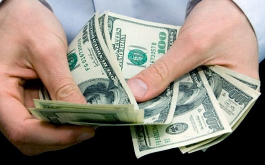 Bajó el Riesgo País, subieron los "dólares financieros" y el blue se vendió a $125