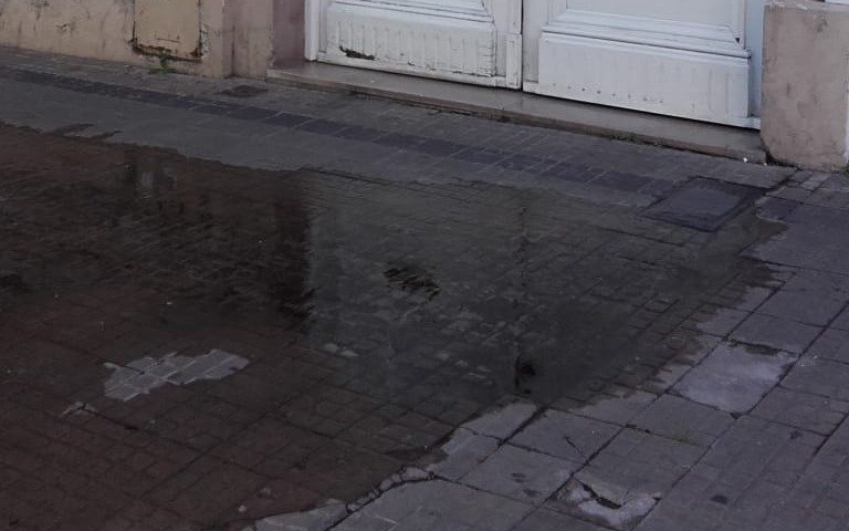 Una pérdida de agua inunda una vereda céntrica
