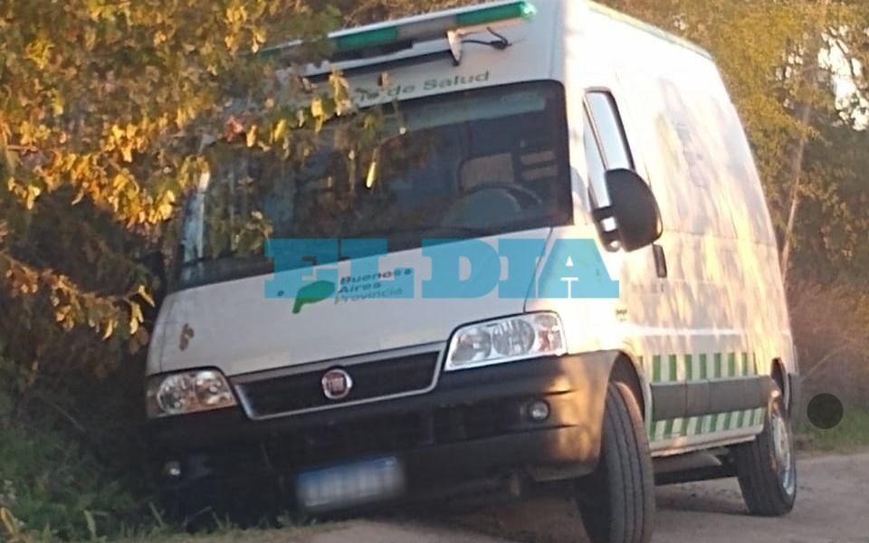 En Sicardi, denuncian que una ambulancia terminó en una zanja "por esquivar pozos" en la 650