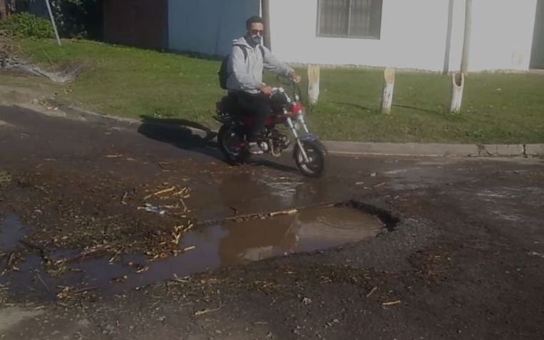 Cráteres en esquina de Los Hornos, donde "ya no se puede pasar"