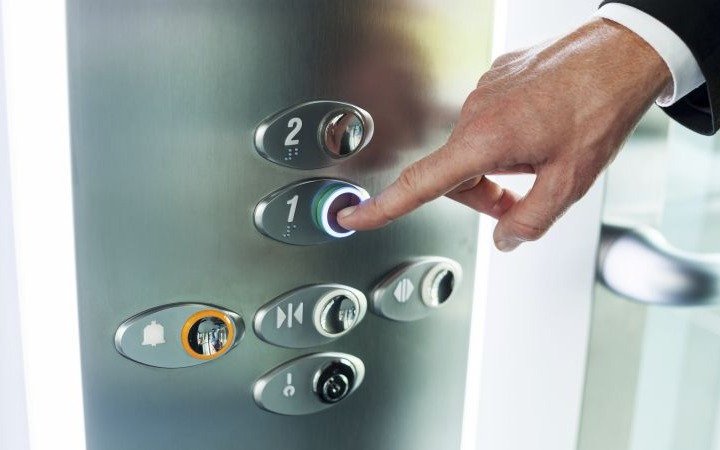 El botón es peligroso: aseguran que un ascensor acumula más bacterias que un inodoro