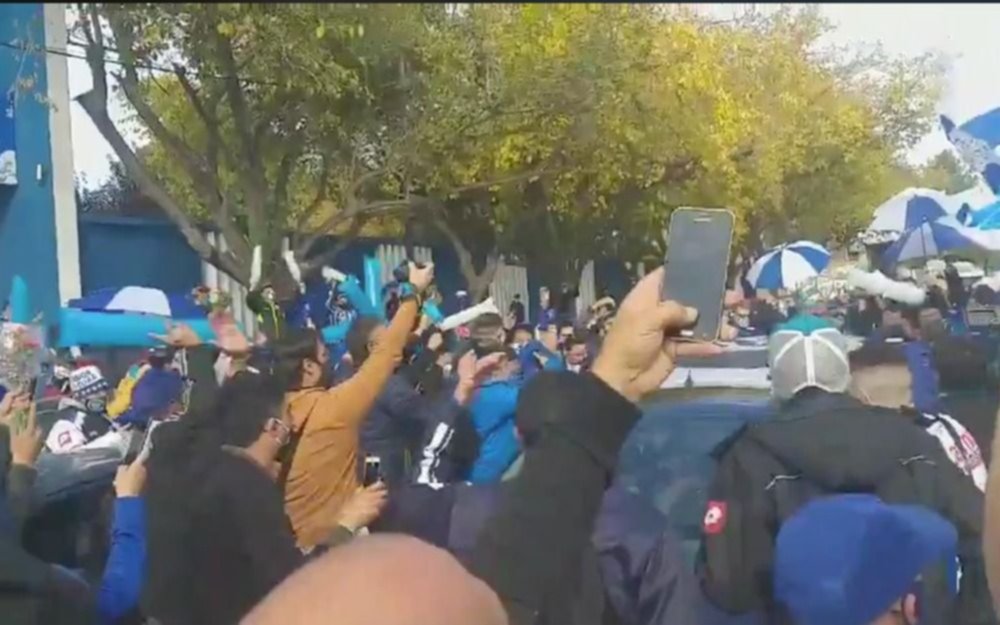 Ahora fue en Mendoza: violaron el distanciamiento social para despedir a un hincha de Godoy Cruz
