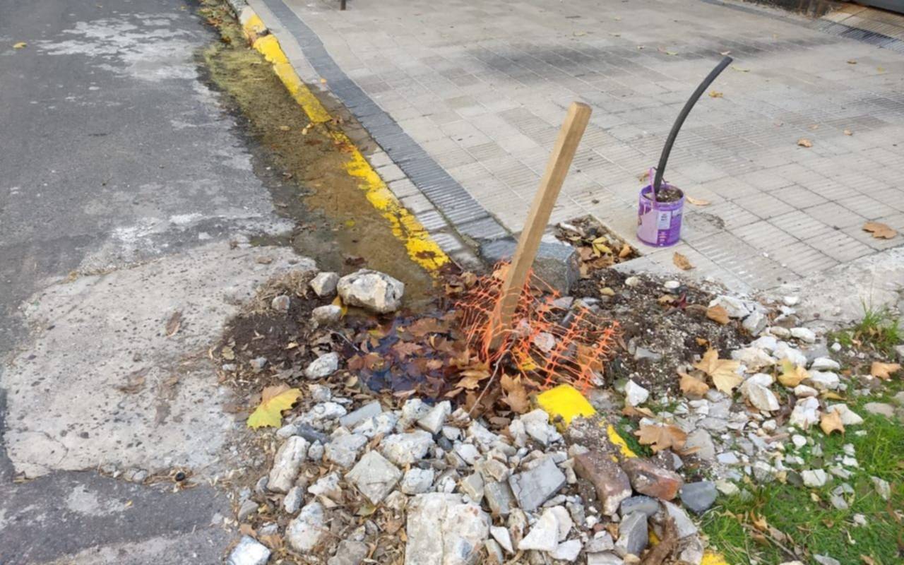 Un vecino platense hace un año tiene una pérdida de agua en la puerta de su casa