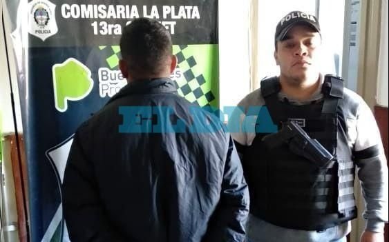Dos detenidos en Gonnet acusados de intentar tomar un terreno y amenazar a su dueña