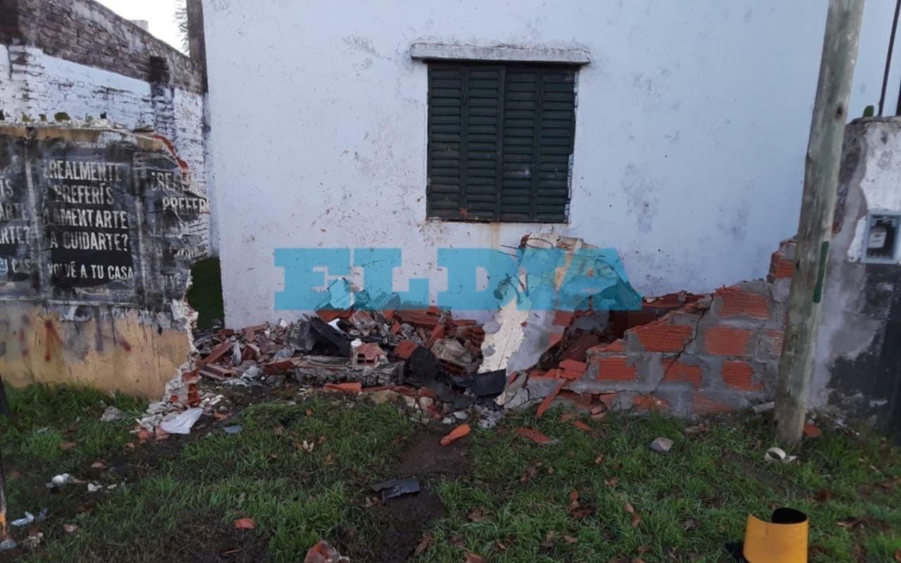 Preocupación en un sector de Gonnet por los reiterados choques contra dos casas
