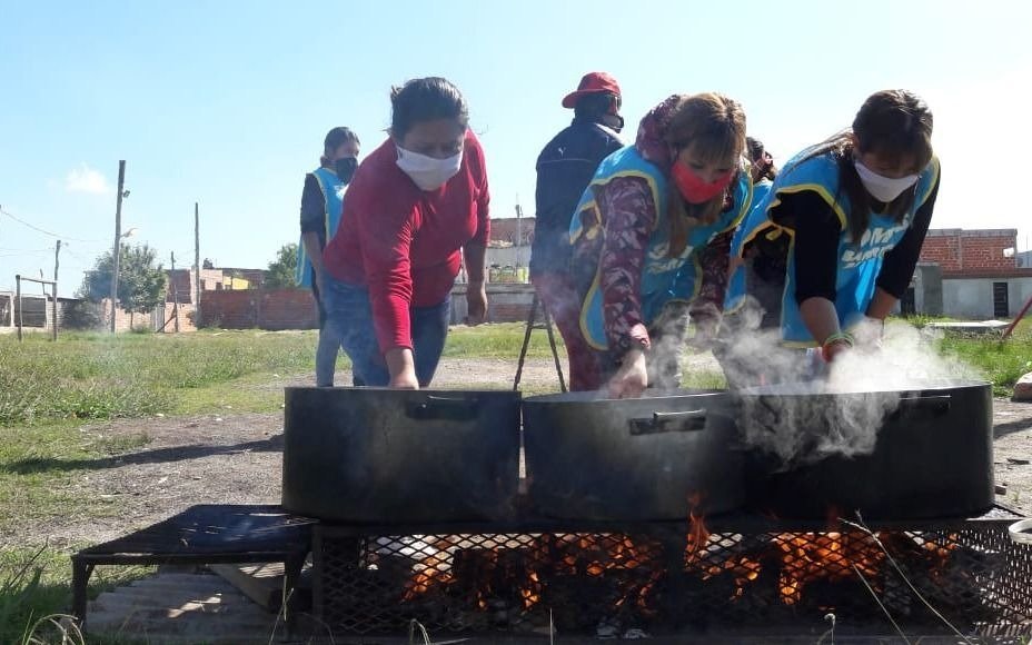 Ya hay más de 100 ollas populares en La Plata y crece el pedido de ayuda
