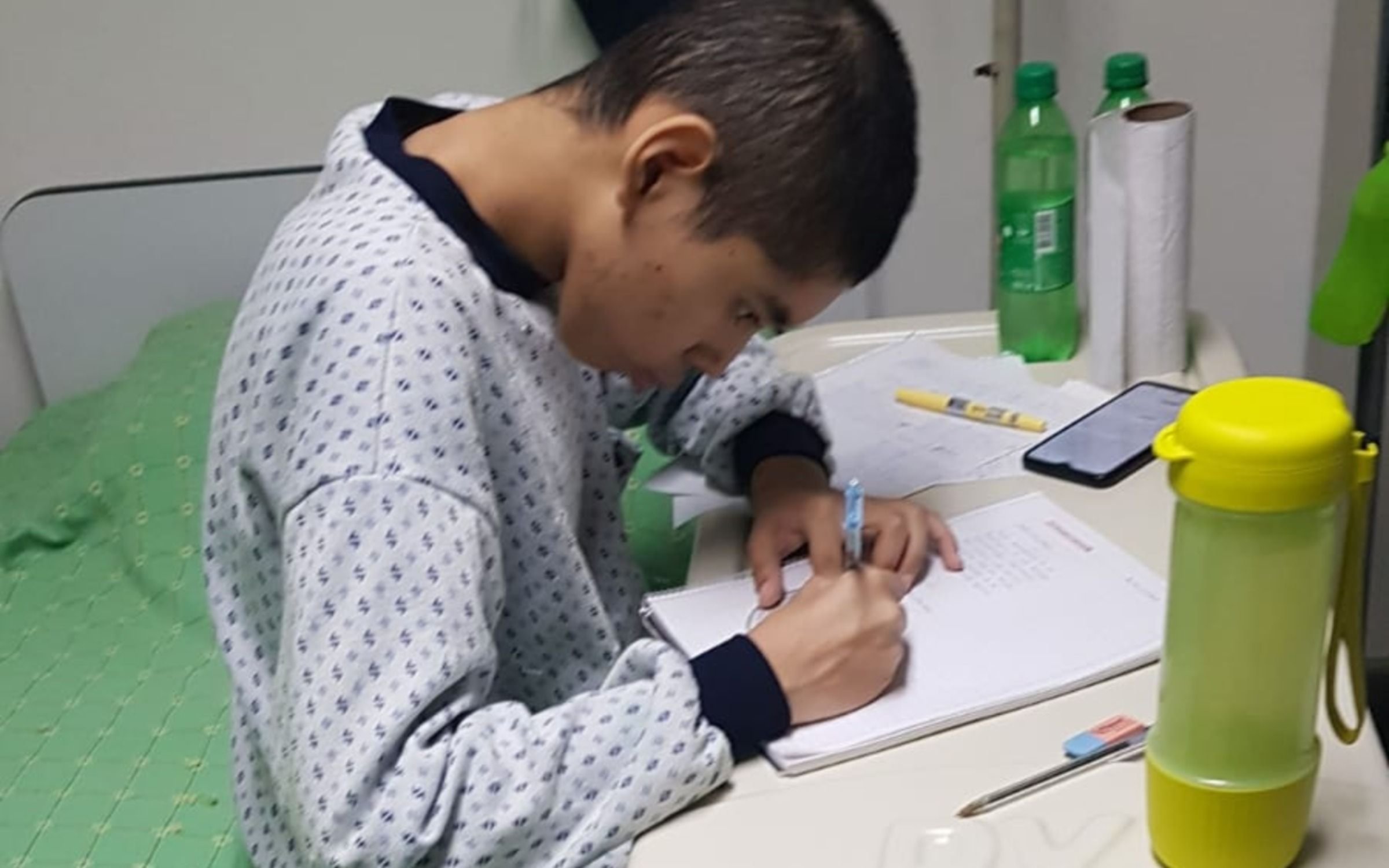 Damián vive en La Plata, tiene leucemia y denuncian que le niegan los medicamentos