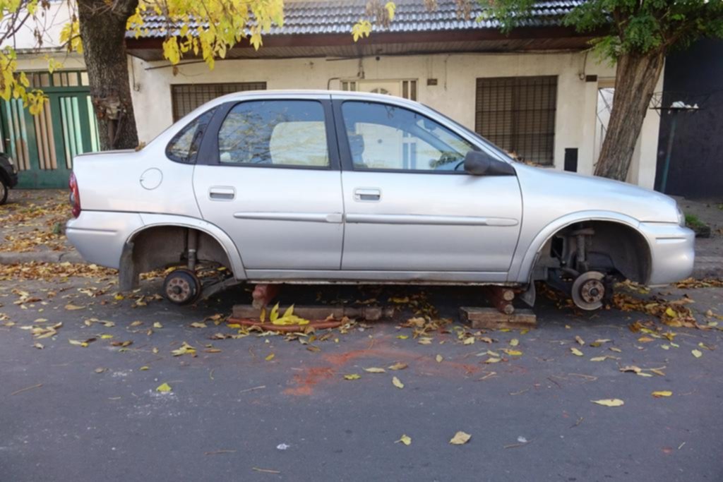 En 10 cuadras del barrio San Carlos, tajearon las ruedas de varios autos