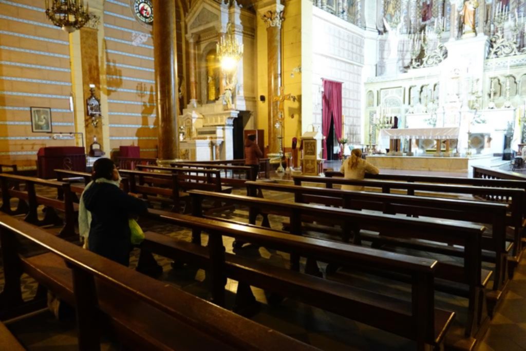 Sin misas, las iglesias igual mantienen la fe con rezos, colectas y redes sociales