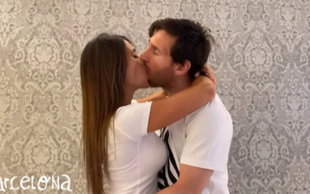 Messi esta vez no hizo estallar las redes con un gol: fue por un beso con Antonela