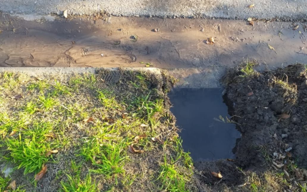 Los Hornos: denuncian que por la rotura de un caño ocurrida en enero no tienen agua